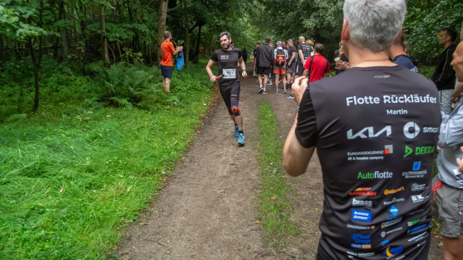 Erste Staffelstab-Übergabe mitten im Wald zwischen Max und Alex beim Run for Charity 