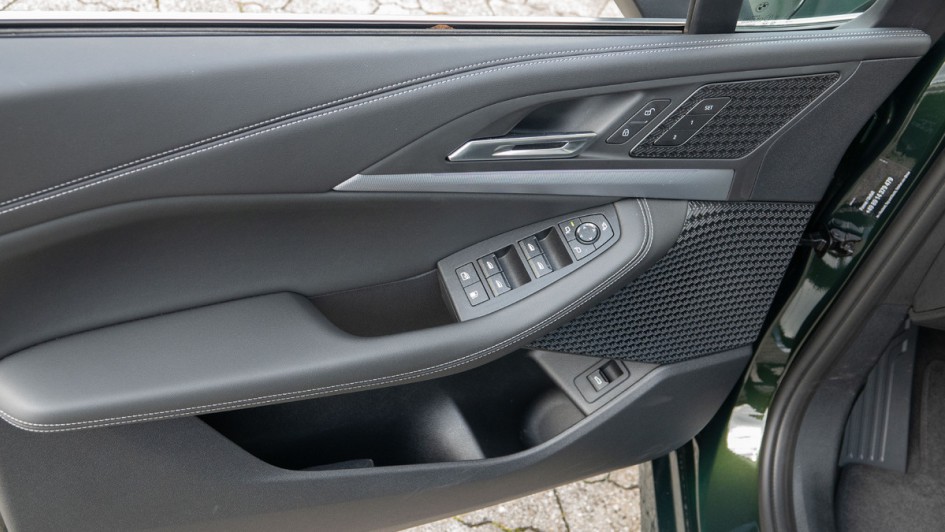 Foto der Türverkleidung des BMW 230e Active Tourer