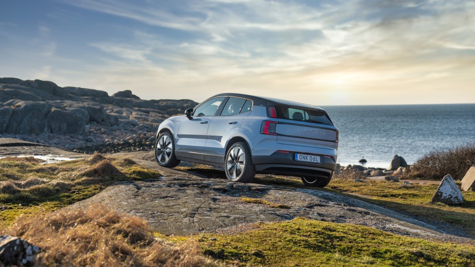 Volvo EX30 steht auf Felsen vorm Meer