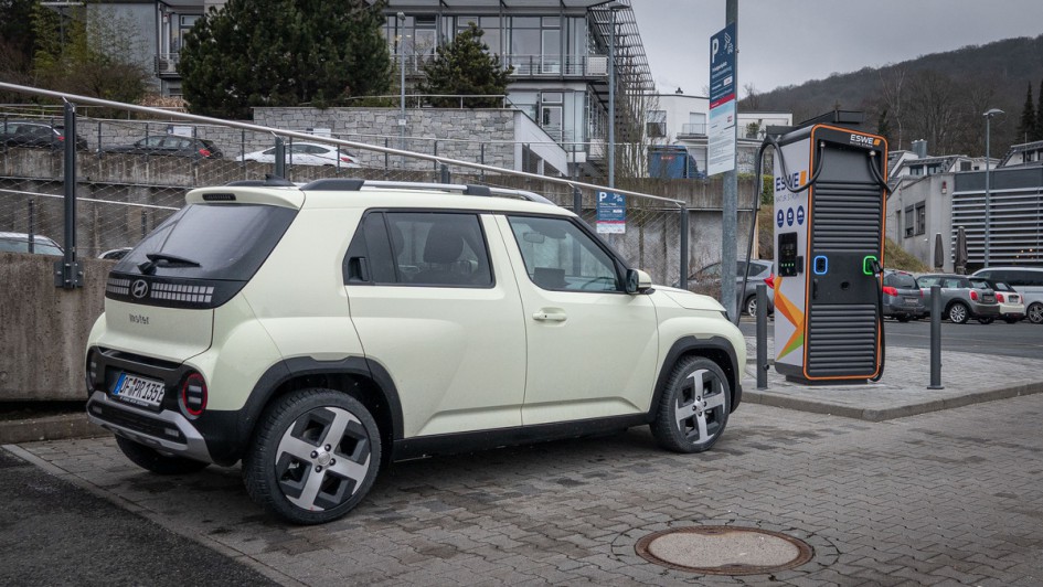 Hyundai Inster beim Laden am CCS-Lader vor Edeka Supermarkt in Königstein im Taunus