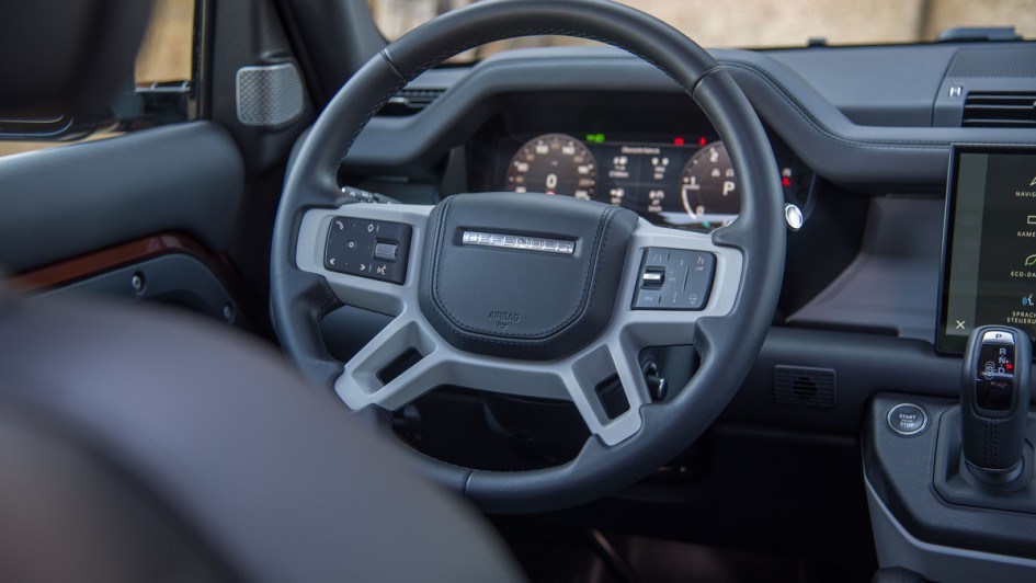 Detailfoto vom Lenkrad des Land Rover Defender 2023