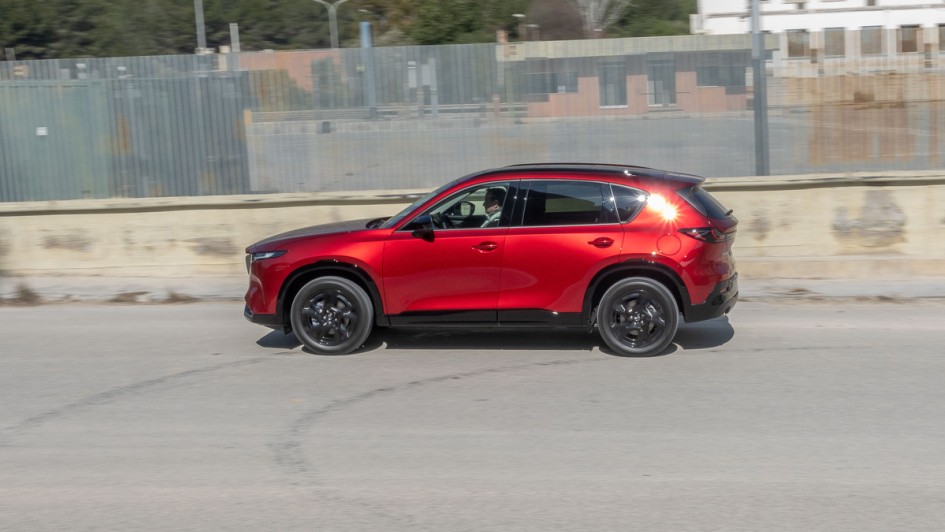 Mitzieher vor einer Wand vom Mazda CX-5 Baujahr 2026