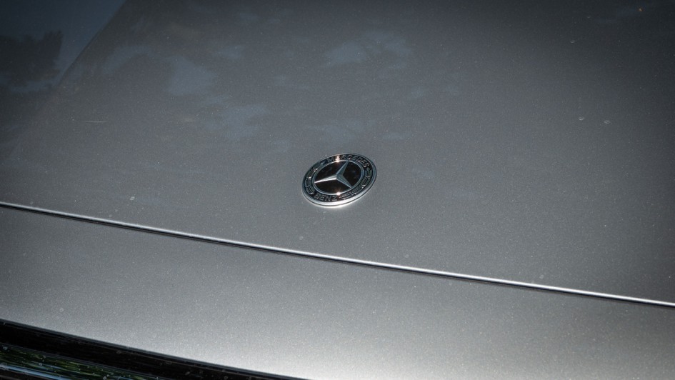 Mercedes-Emblem auf der Motorhaube der Mercedes E-Klasse