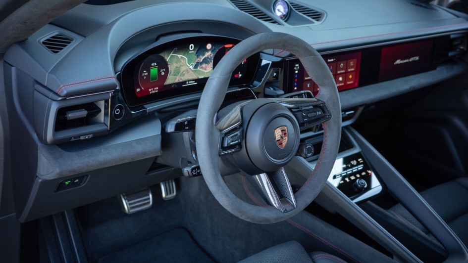 Foto von der Fahrertür aus aufs Cockpit des Porsche Macan GTS