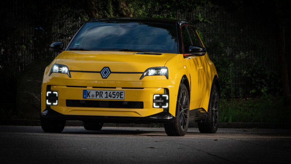 Frontansicht des R5 mit dunkler Umgebung