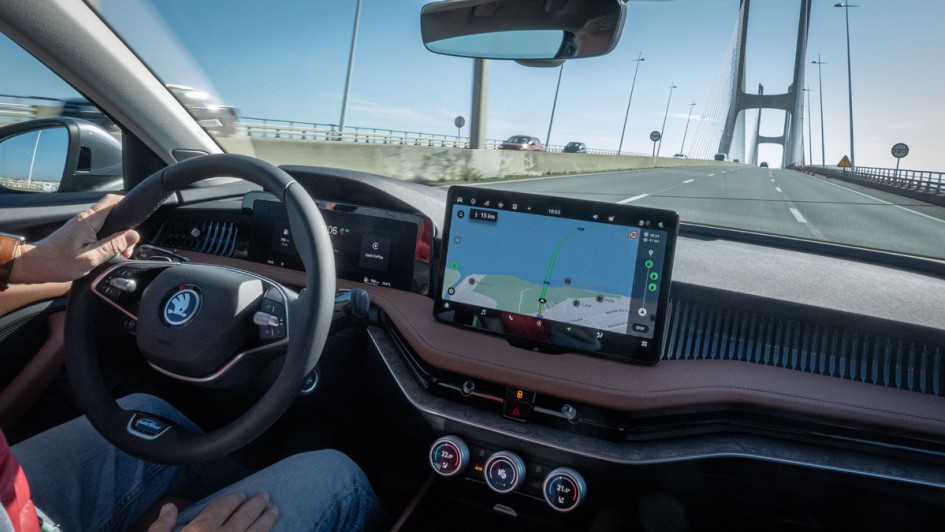 Skoda Superb Combi (2024) fahrend über Brücke in Lissabon von innen aufgenommen