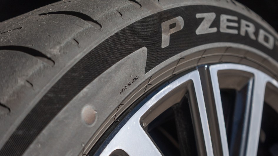 Pirelli-Reifen mit "Made in China"- Aufschrift auf der Reifenflanke