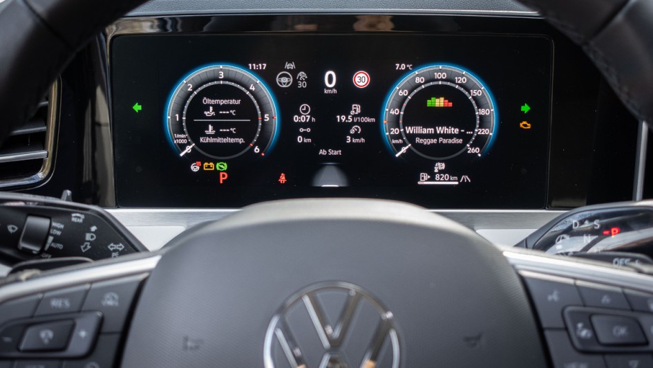 Grüner VW Passat 2.0 TDI Elegance Innenraum