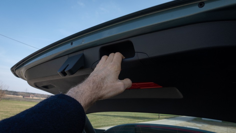 Griff zum Zuziehen der manuell bedienbaren Heckklappen im VW Passat Variant (2026)