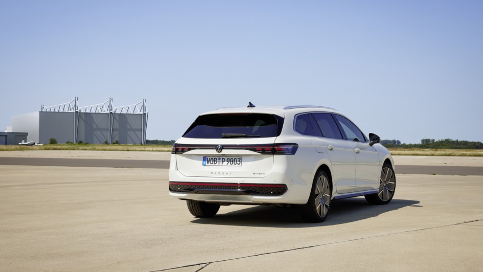 Schraeg von hinten fotografierter VW Passat R-Line aus der Modellreihe B9