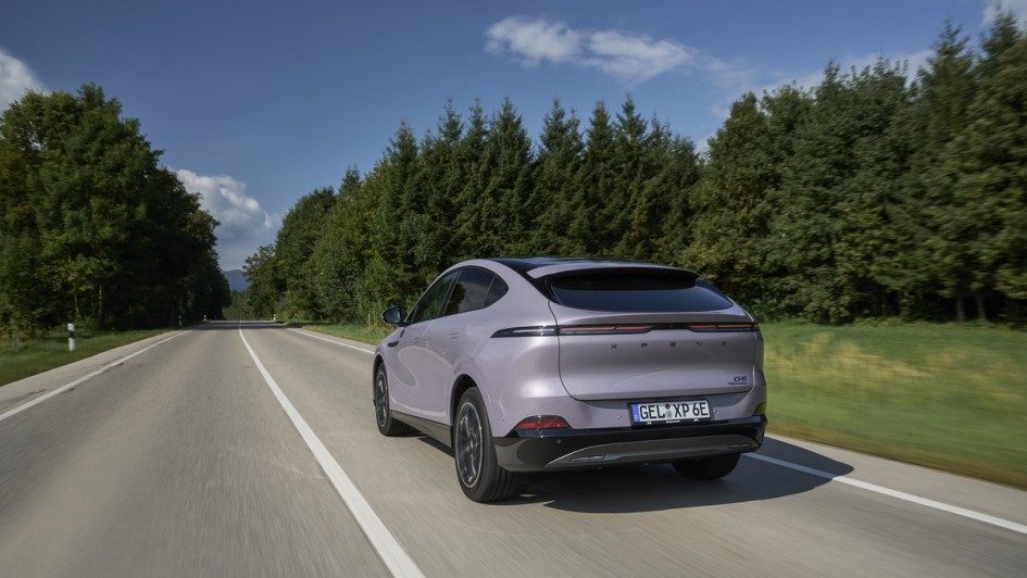 Fahrend fotografierter Xpeng G6 von hinten