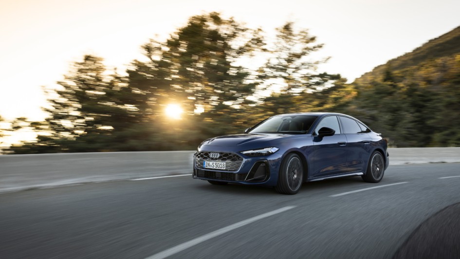 Audi S5 Limousine fahrend um die Kurve in Blau lackiert