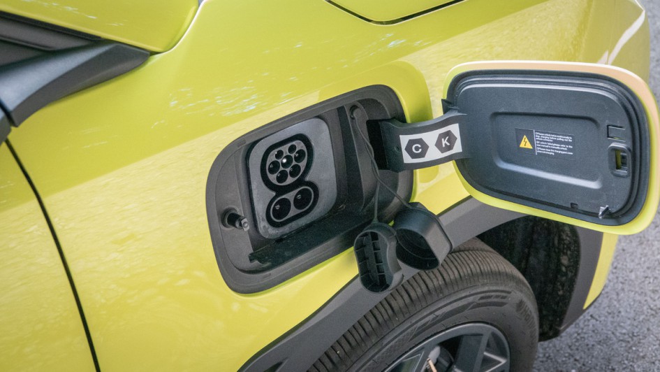 Ladeklappe mit CCS-Anschluss im BYD Dolphin Surf Boost