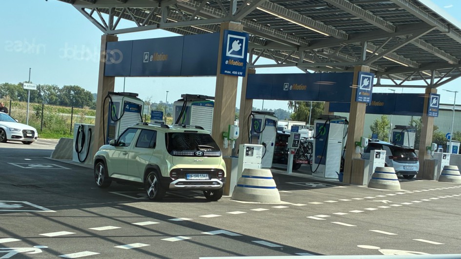 Ladepark in St. Valentin in Österreich mit dem Hyundai Inster am Strom hängend.