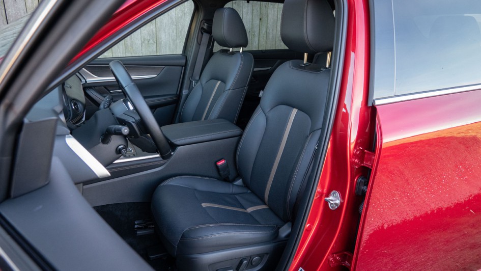 Vordersitze mit Leder bezogen im Mazda CX-80 Homura Plus