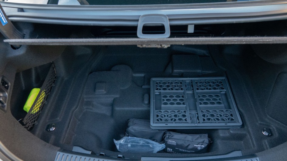 Unterboden im Kofferraum des Mercedes E 450 4Matic