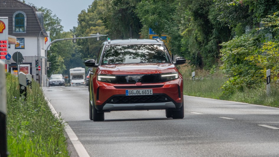Frontalansicht des fahrenden Opel Frontera Electric in Kanyon Orange Metallic