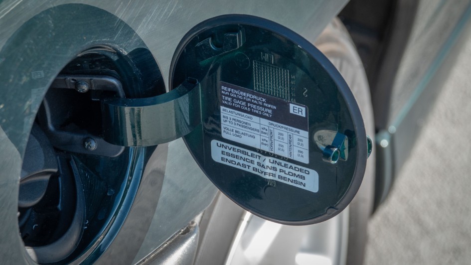 Geöffneter Tankdeckel vom Opel Omega MV6 mit Angabe von Luftdruck und Kraftstoffqualität