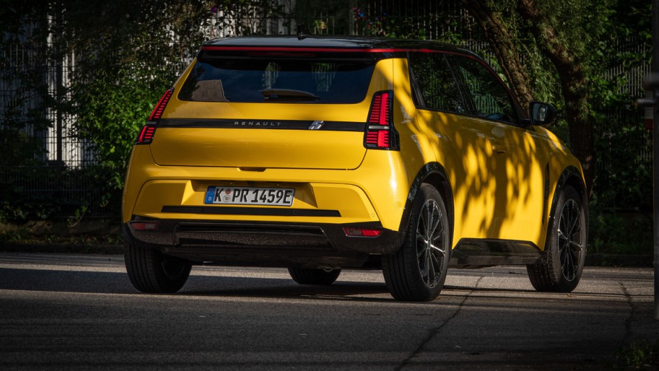 Heckansicht des gelb lackierten R5 mit ein paar Sonnenstrahlen auf der rechten Fahrzeugseite