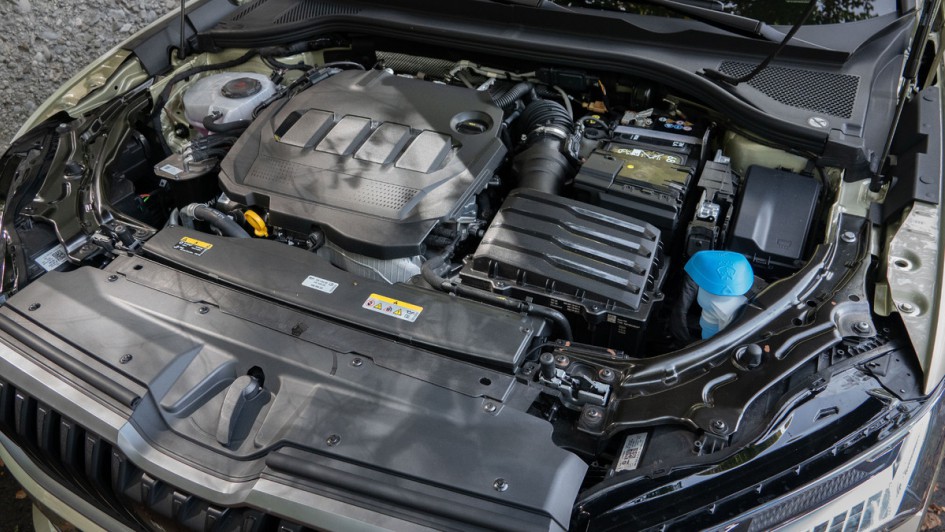 Foto vom Motorraum des Skoda Superb Combi 2.0 TDI