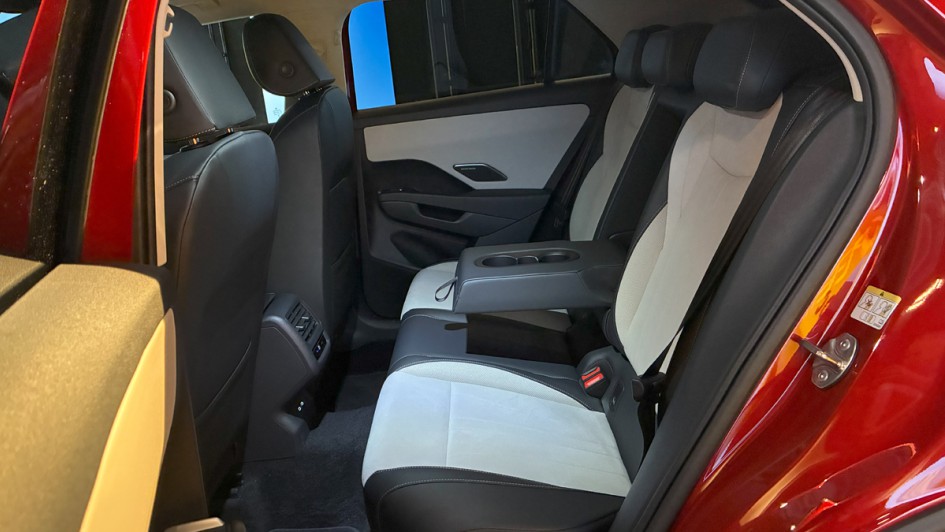 Rücksitzbank im roten VW T-Roc mit weiß-schwarzer Alcantara Innenausstattung