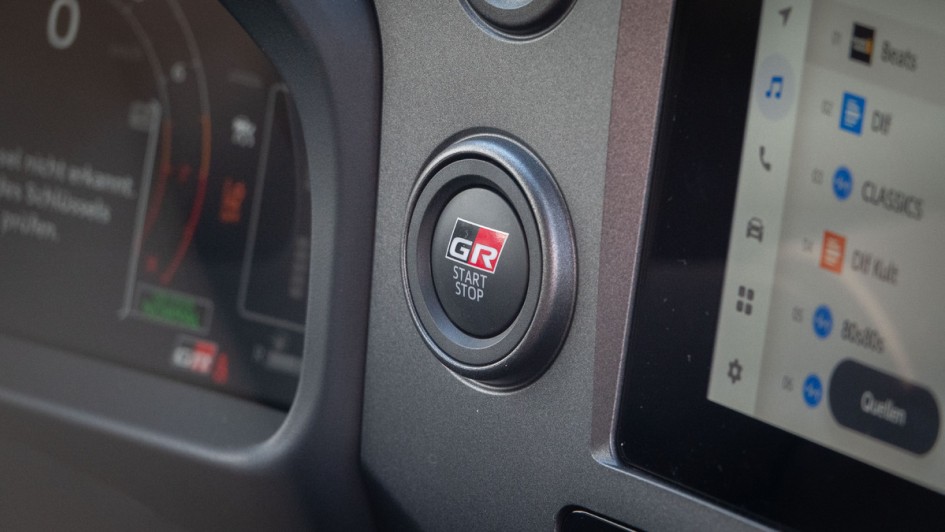 Startknopf für den Motorstart beim GR Yaris