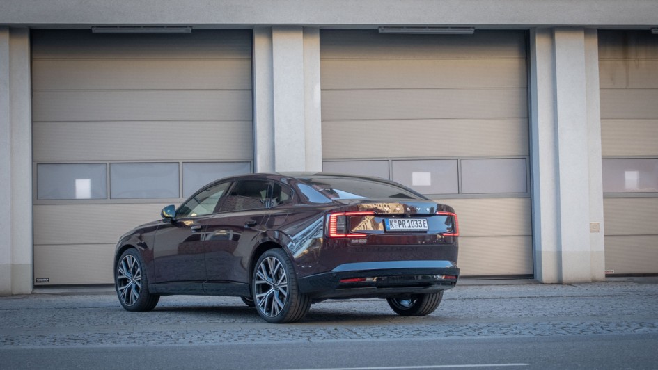 Heckansicht des Volvo ES90 vor Hallentoren stehend