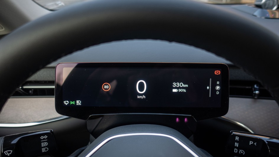 Reduzierte Tachoinhalte im Kombiinstrument des Volvo EX90