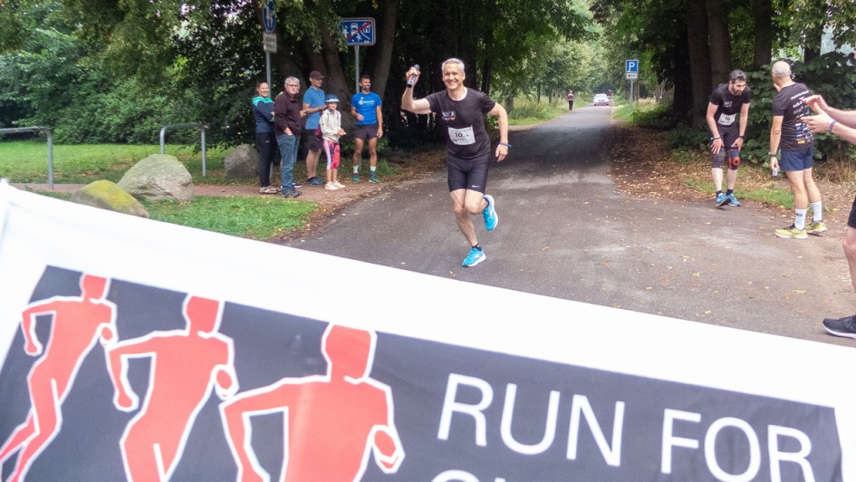 Staffelstab-Übergabe zwischen Alexander Sohl und Martin Endlein beim Run For Charity