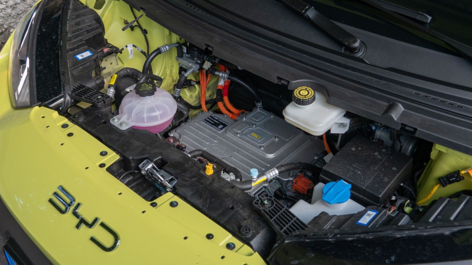 Foto vom Motorraum des BYD Dolphin Surf