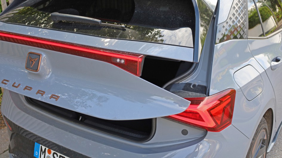 Halb geöffnete Kofferraumklappe des Cupra Born, zu sehen ist der Ausschnitt für die Rückleuchten, an dem man sich stossen kann