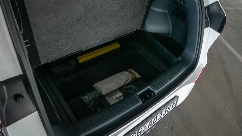Unterbodenfach im Kofferraum des Geely E5