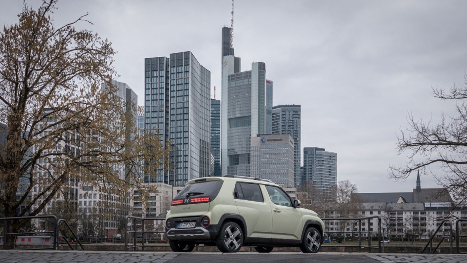 Skyline in Frankfurt mit Hyundai Inster von hinten fotografiert in Buttercream Yellow