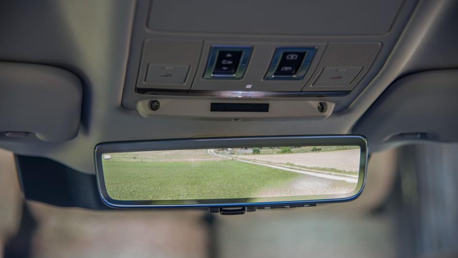 Innenrückspiegel ist wahlweise ein Display, die Kamera sitzt in der Dachantenne