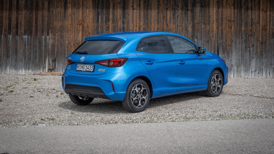 MG3 Hybrid von hinten vor Holzhütte fotografiert