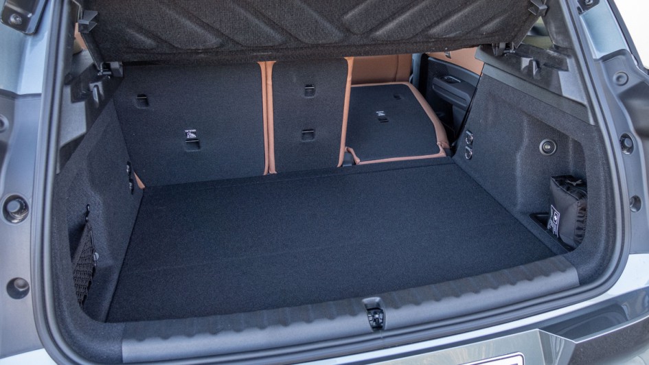 Rechte Lehne der Rückbank umgeklappt im Mini Countryman D (U25) fotografiert