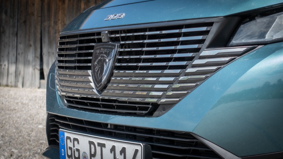 Peugeot 308 SW 1.5d Logo im Kühlergrill