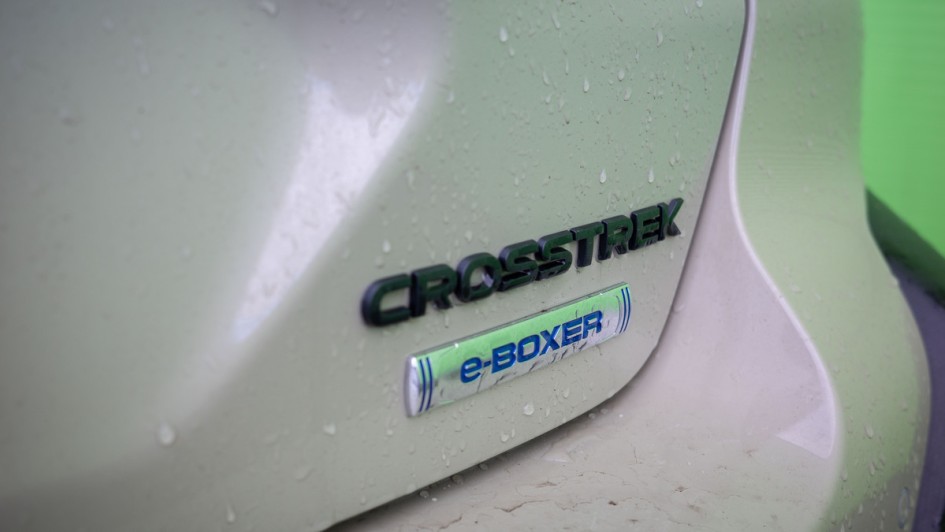 Schriftzug mit e-Boxer am heck des Subaru Crosstrek