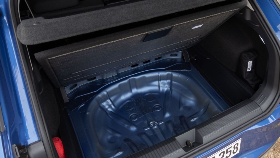 Unverkleideter Unterboden im Laderaum des VW T-Roc