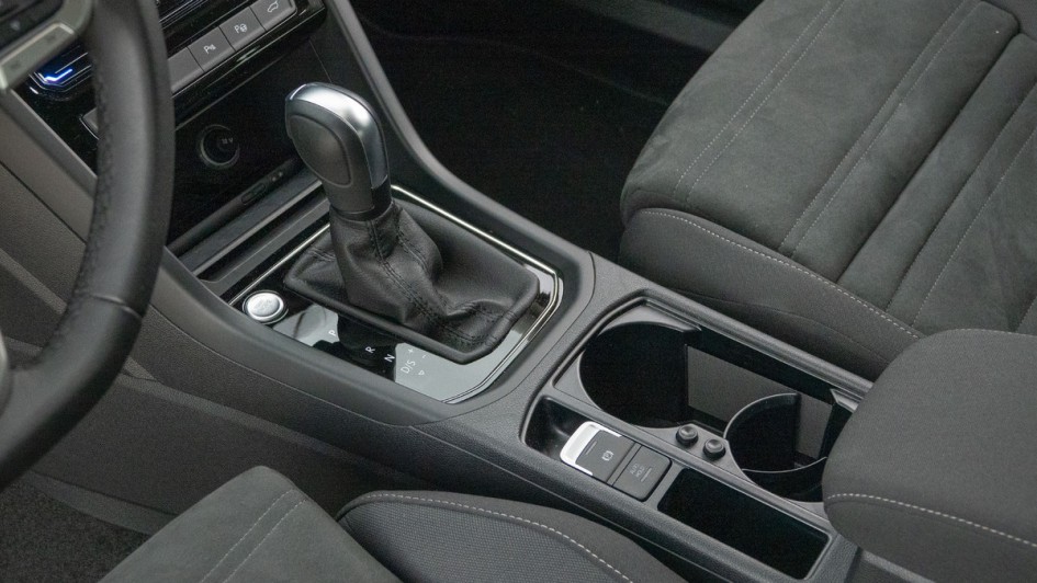 Klassische Anordnung im VW Touran 2.0 TDI. Die gewählte Fahrstufe weiß man ohne hinschauen zu müssen.