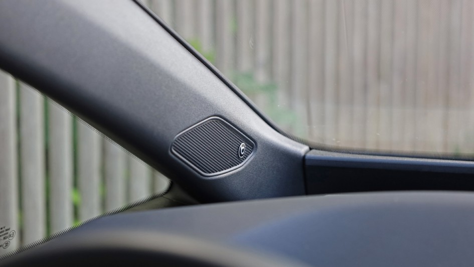 Cupra Born mit Beats soundsystem in der A-Säule