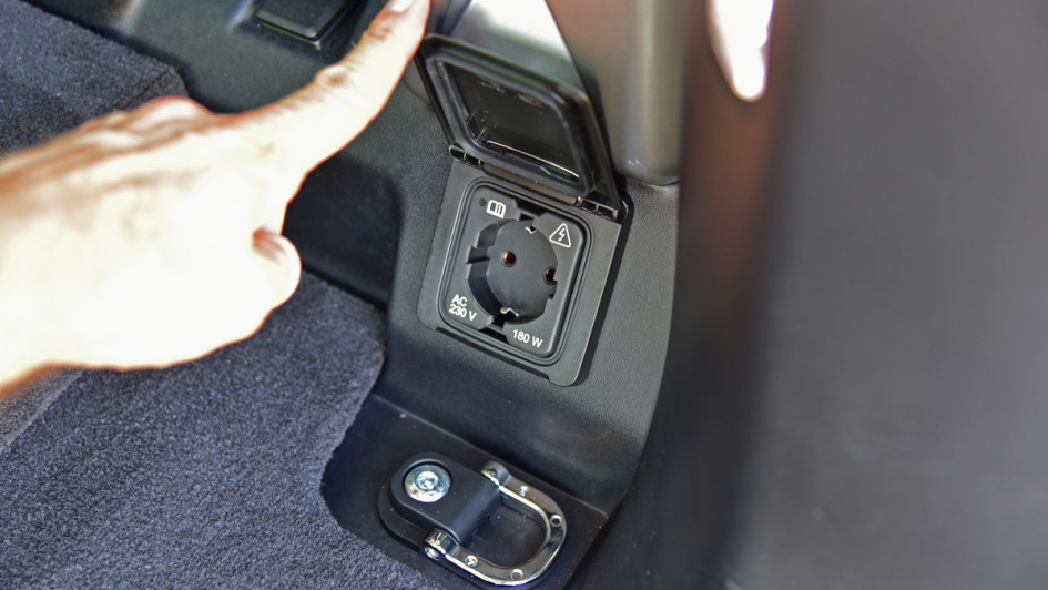 230-Vol-Anschluss im Kofferraum und Foto von massiver Verzurröse