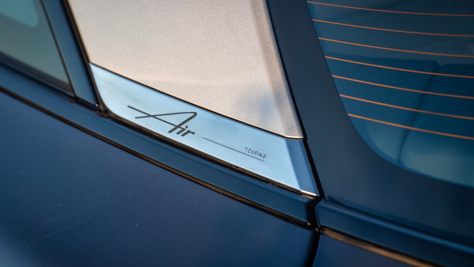 Lucid Air Touring Schriftzug an der C-Säule der Elektrolimousine