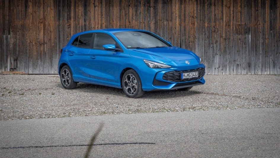 MG3 Hybrid von vorn vor Holzhütte fotografiert