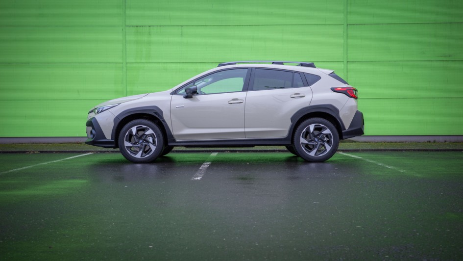 Seitenansicht des Subaru Crosstrek 2026 in Sand Dune Pearl-Lackierung