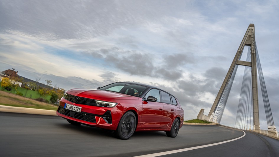 Astra Electric auf Brücke fahrend