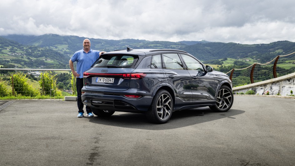 Audi Q6 e-tron Quattro stehend von hinten mit Wolfgang Gomoll am Fahrzeugheck