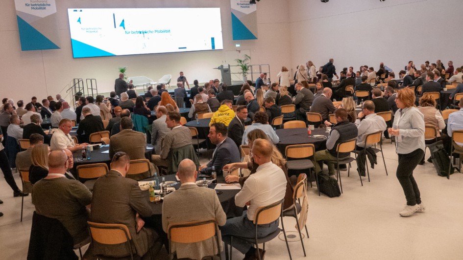 Plenum der Nakobemo im Kongress-Center in Heidelberg mit zirka 200 Gästen an Rundtischen