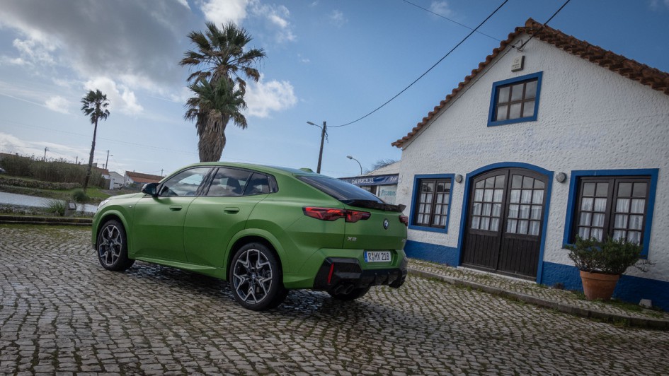 Grüner BMW X2 M35i vor blau weißem Haus in Portugal