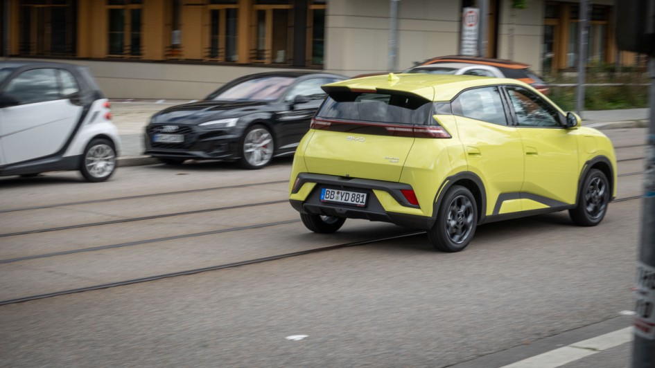 Dolphin Surf in Neongelb von hinten während der Fahrt fotografiert